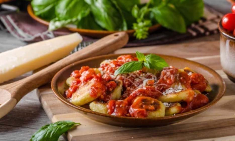 Nudeln mit Tomatensoße, Tomatensoße Carettiera mit Schwertfisch, Schwertfisch Sizilien