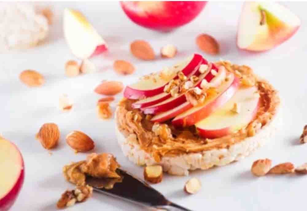 Mandelcreme mit Apfel und Reiswaffel
